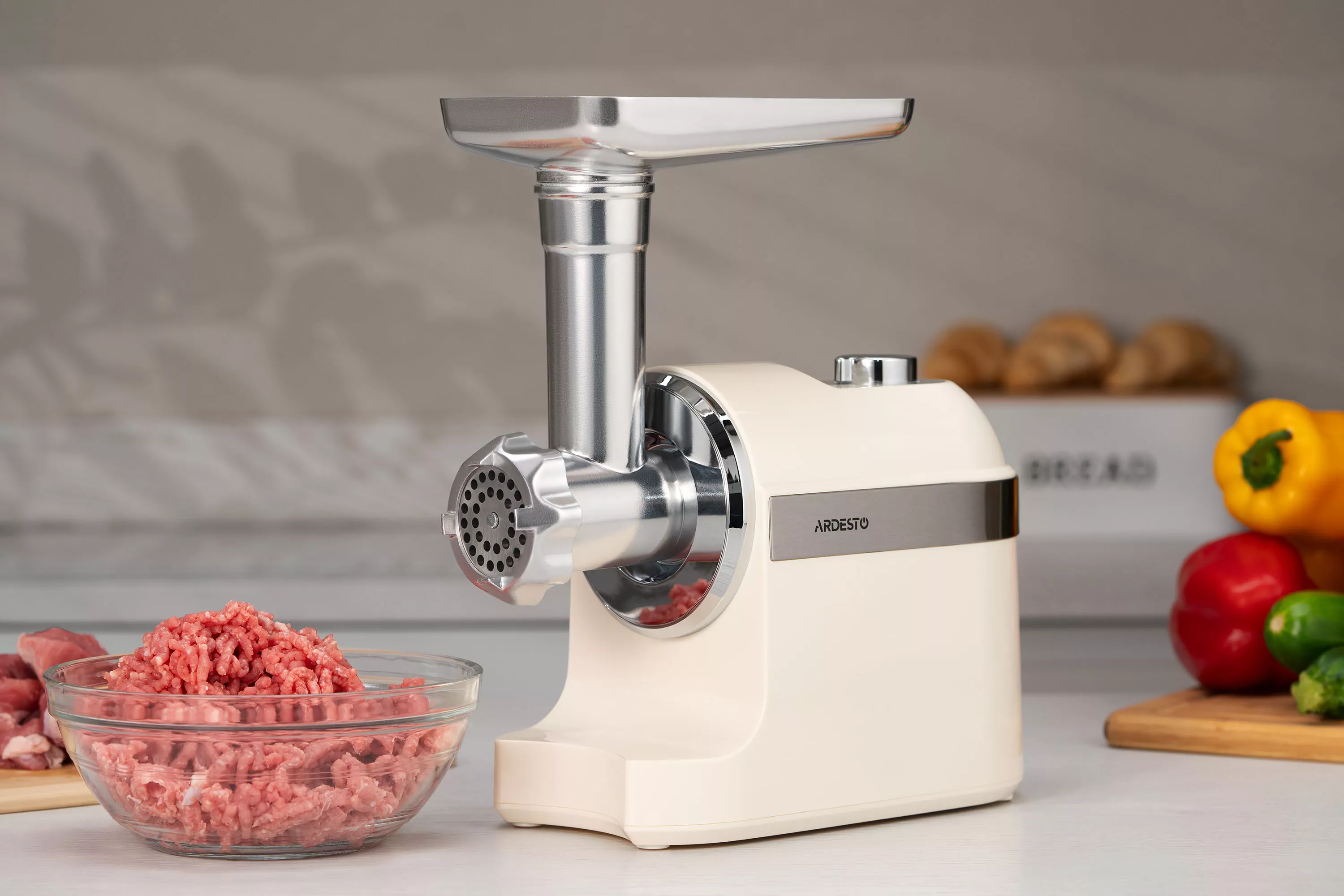 ხორცსაკეპი Ardesto meat grinder, 1800W, 2kg/min, 3 cutting plates, sausages nozzle, plastik, beigе-silver (MGK-1800BG)